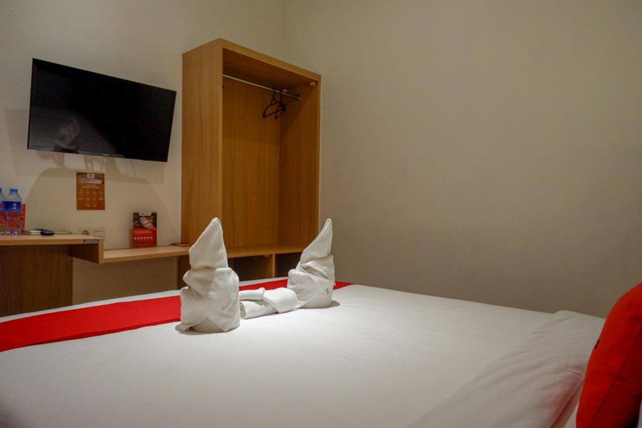 Reddoorz Plus @ Losari Makassar Exterior photo