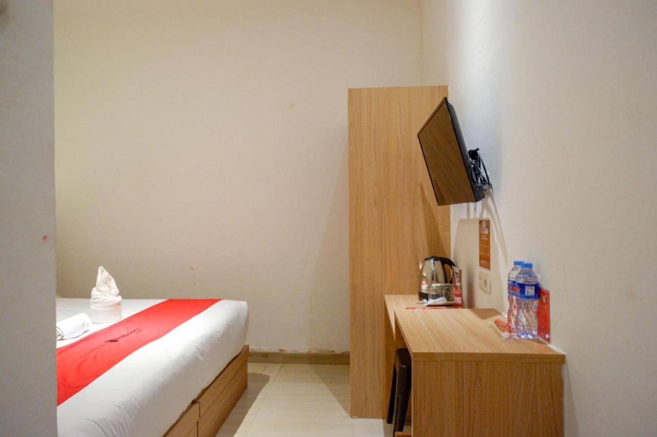 Reddoorz Plus @ Losari Makassar Exterior photo
